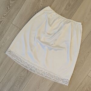 Vintage Nylon Underskirt Half / Midi Slip Skirt‎ With Lace Trim At Hem, Medium